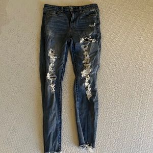 American eagle distressed skinny jeans. Super stretchy size 8 short